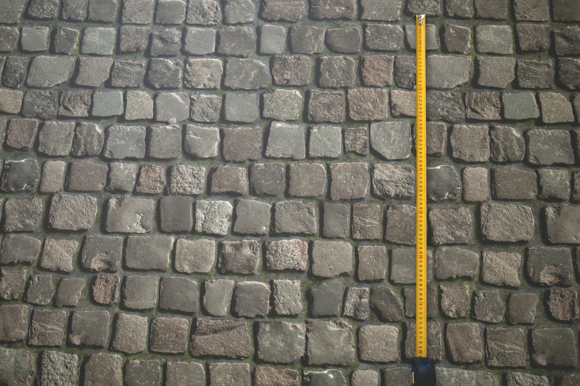 Sol Vinyle Textile - Relief 3D - Imprimé pavés anciens de ville avec échelle de mesure pour visualiser la taille du décor