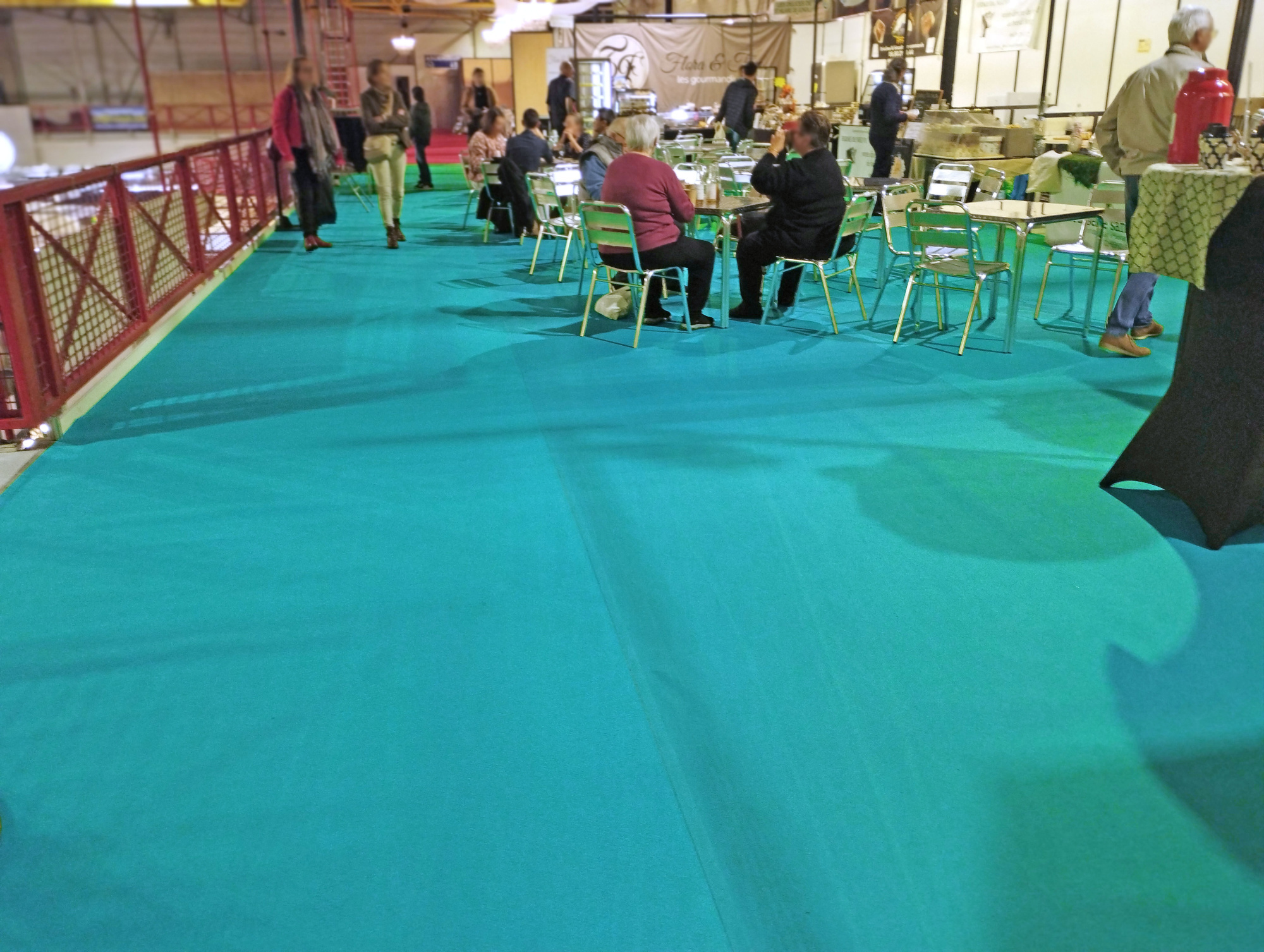 Moquette événementielle couleur turquoise, sol d’allée habillé avec élégance