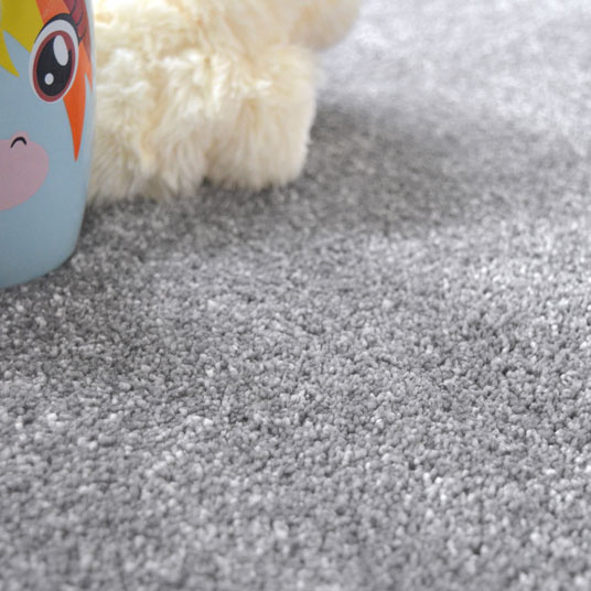 Tapis sur mesure Velours Hygge gris - gros plan