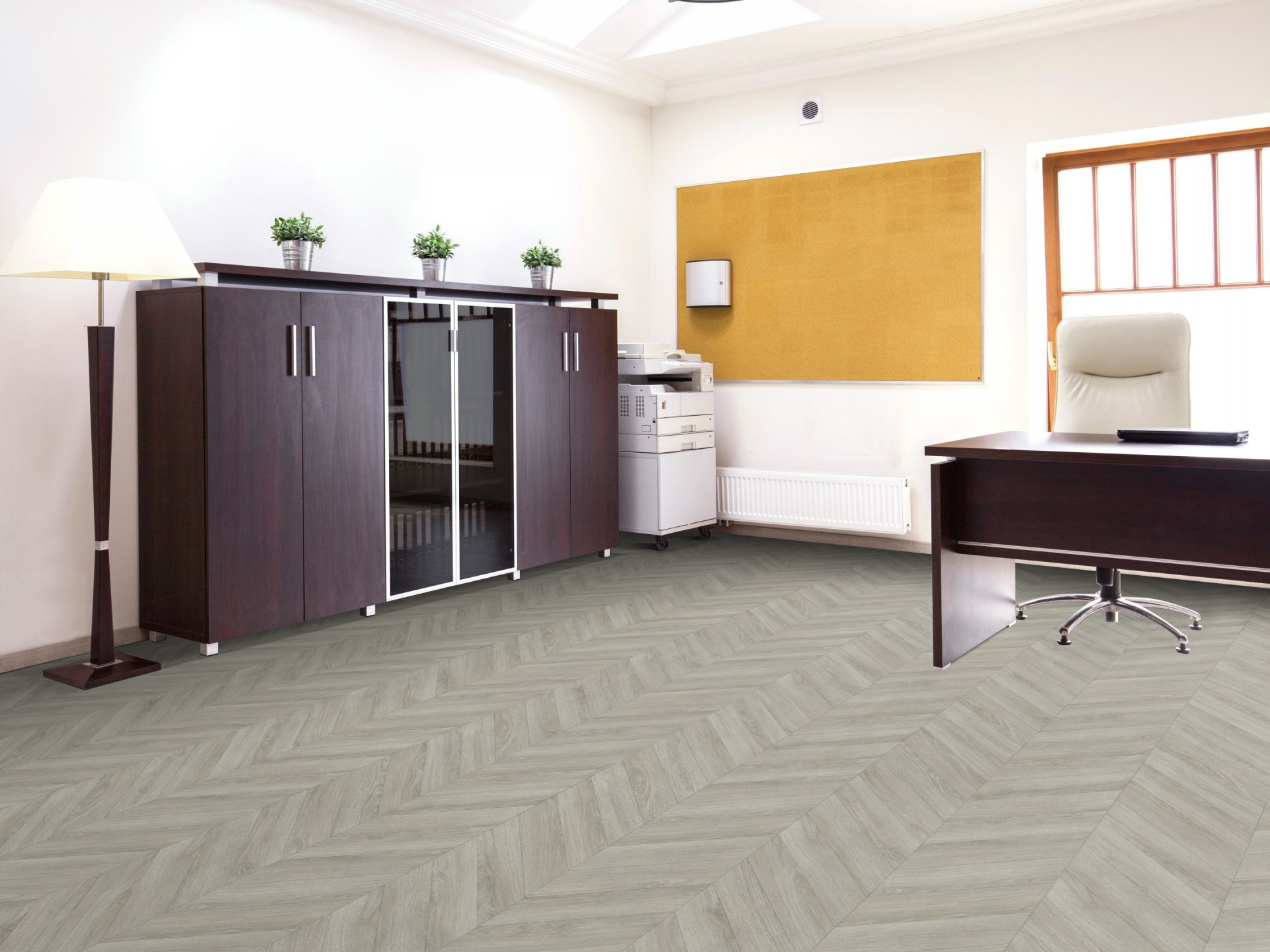 Tapis vinyle chevron chêne gris dans un bureau contemporain et lumineux