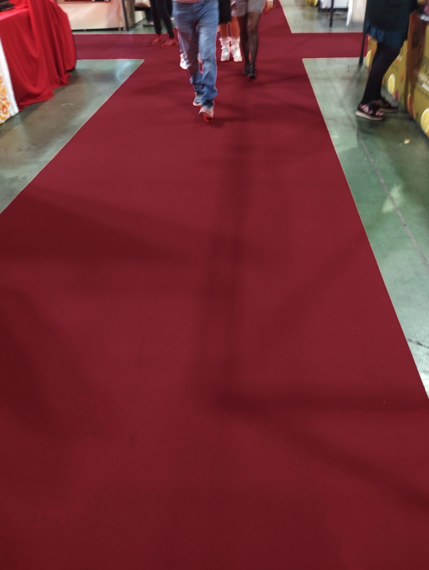 Moquette Stand Expo filmé bordeaux, pour créer une allée décorative accueillante et chic