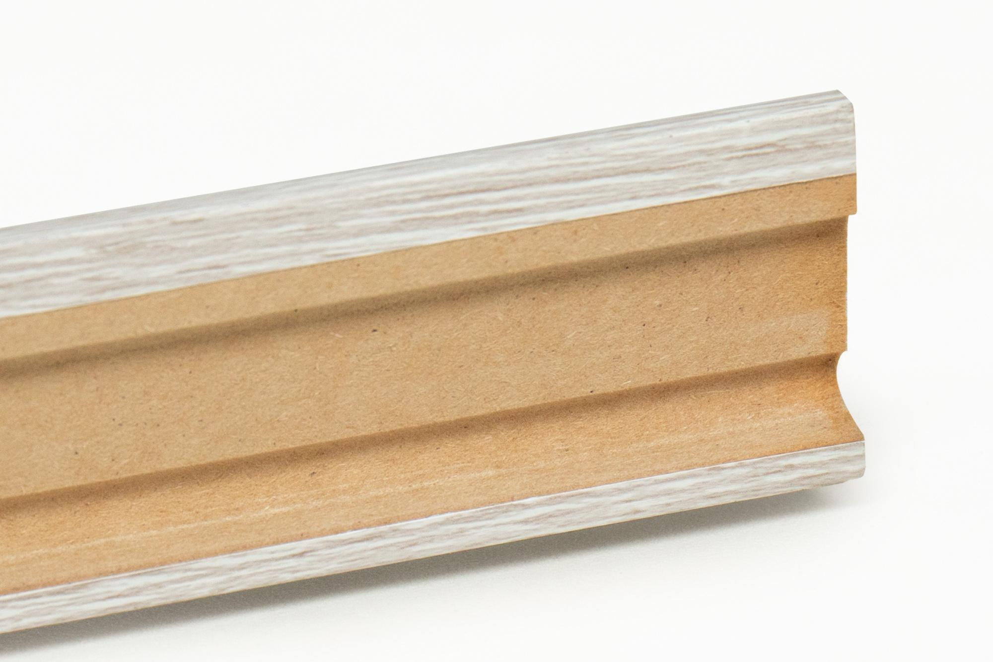 Face arrière de la plinthe Modèle E avec rainure profonde pour le passage discret des câbles