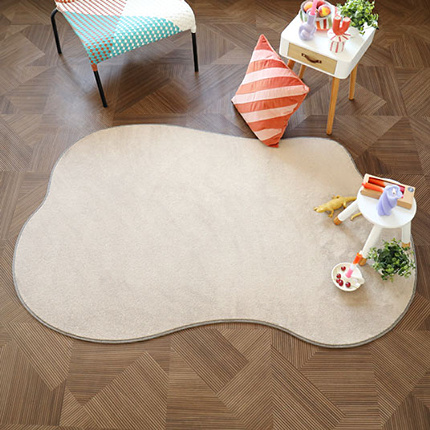 Tapis en matire recycle de forme organique - Re-cycle - Beige