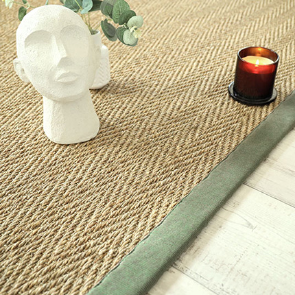 Tapis jonc de mer Bihar fin chevron finition vert mousse