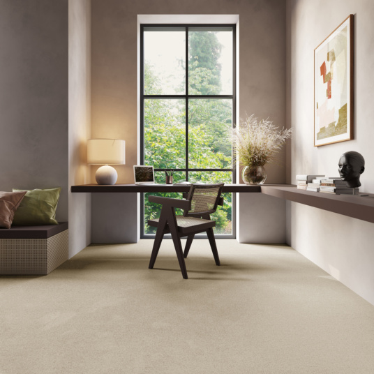 Tapis sur mesure Chromaluxe crème dans un bureau baigné de lumière naturelle