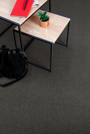 Tapis sur mesure sisal Bahia anthracite, look naturel et graphique pour pièce de vie