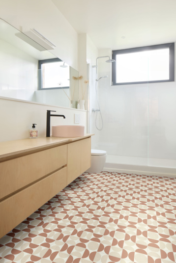 Tapis sur mesure vinyle - Atelier Bauhaus - Terracotta dans une salle de bain moderne