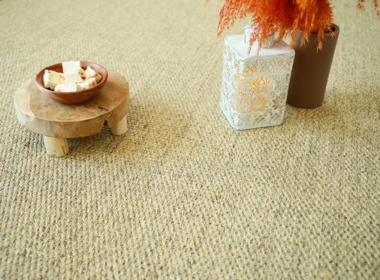 Tapis sur mesure en sisal Tulum écru avec éléments déco sur fond clair et naturel