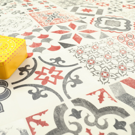 Vue en perspective du tapis sur mesure Sol Lino Rouge brique Carreaux de ciment