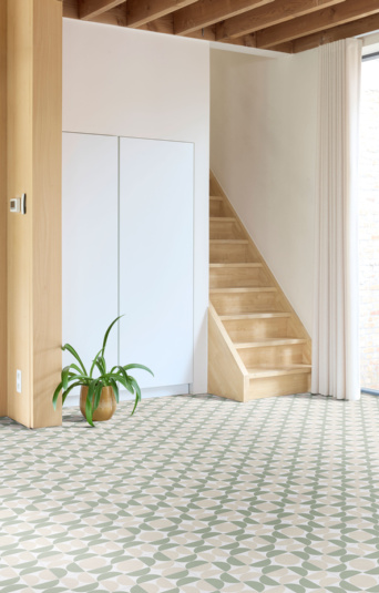 Tapis vinyle sur mesure vert Atelier Bauhaus dans une entrée