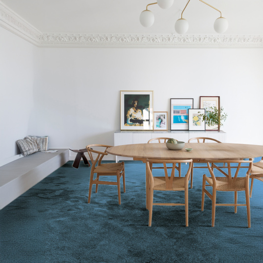 Tapis économique Lumicolor bleu lagon résistant aux taches et à la lumière dans une salle à manger épurée