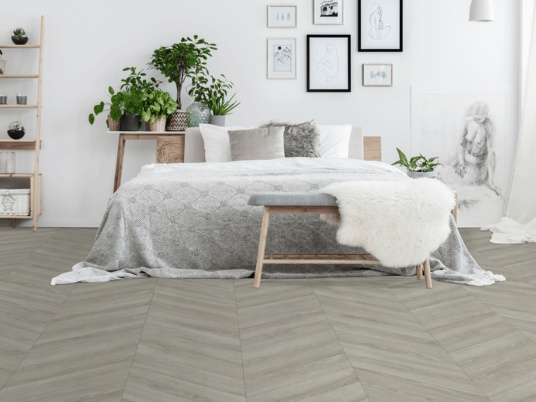 Tapis vinyle en chevron chêne gris dans une chambre au style naturel et épuré