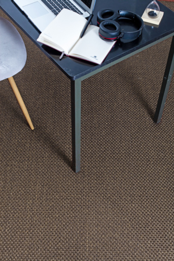 Mise en ambiance déco avec le tapis sur mesure sisal Bahia marron sous un bureau