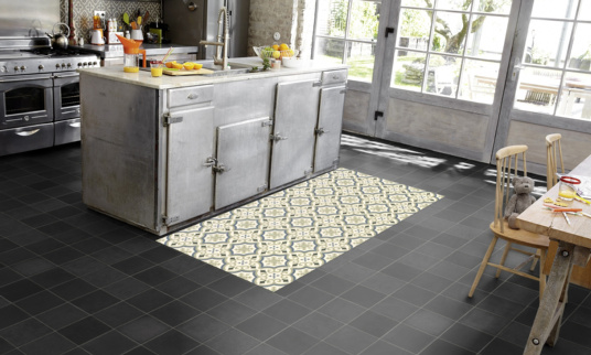 Tapis sur mesure Vinyle Effet carreaux de ciment - Arabesques vert et bleu - Cuisine