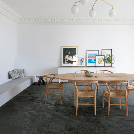 Tapis sur mesure doux et résistant Lumicolor gris carbone, conçu à vos dimensions dans nos ateliers français