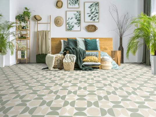Tapis sur mesure motifs verts graphiques dans une chambre lumineuse - Atelier Bauhaus