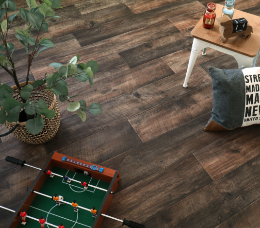 Sol PVC Best - Imitation parquet Chêne Brun Foncé - Vue de loin