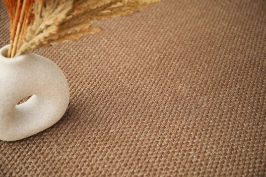 Tapis sur mesure en fibres végétales sisal Tulum coloris cuivre au tissage 1/2 Panama - Vue de près