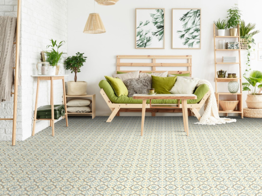 Ambiance végétale et déco avec le tapis sur mesure arabesques - Bleu et ocre