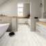 Sol lino tendance imitation parquet blanc - salle de bain