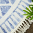 Tapis rond en coton blanc à franges - Aztèque - Motifs bleu - Macro tranche