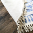 Tapis rond en coton blanc à franges - Aztèque - Motifs bleu - Tranche retournée