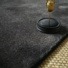 Tapis contemporain de forme organique Hypnose noir velours - gros plan