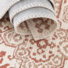 Tapis à motif oriental en tissus chenille recyclé - Janah - Crème et rouge brique - tapis enroulé