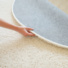 Tapis rond Icone shaggy crme galon blanc coton - envers