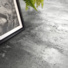 Dalle large sol vinyle Performance - Click à plat - Béton gris argenté - gros plan