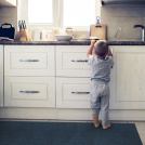 Tapis d'entrée bleu effet antidérapant devant évier, version antisalissures en situation