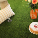 Texture moelleuse du tapis gazon Saint-Tropez 50 mm, idéal pour créer un coin détente