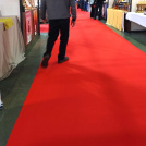 Moquette filmée rouge vif, revêtement décoratif pour espace d’exposition