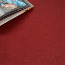 Texture velours rouge intense de la moquette Loft Résist, décor cosy et détente