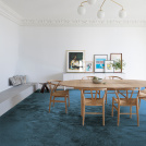 Tapis économique Lumicolor bleu lagon résistant aux taches et à la lumière dans une salle à manger épurée