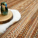 Motifs tissés du tapis Aztlan tissé à plat – déco nature avec assiette et noix
