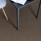 Mise en ambiance déco avec le tapis sur mesure sisal Bahia marron sous un bureau