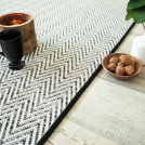 Tapis intérieur / extérieur en tissé plat - Java Chevron blanc - Galon noir