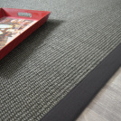 Tapis Sisal Quintana anthracite ganse coton noire - tranche