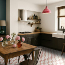 Sol vinyle effet carreaux géométriques dans une cuisine esprit brocante chic