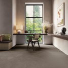 Tapis sur mesure Chromaluxe marron foncé dans un intérieur à l’ambiance naturelle