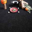 Gazon synthétique noir Event 8 mm certifié GRS, décor Halloween sur sol classé feu Bfl-S1