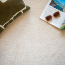 Ambiance cosy sur tapis sur mesure Select Écru douce et résistante aux taches