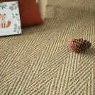 Ambiance nature sur le tapis jonc de mer Assam, fibres végétales et coussins en velours