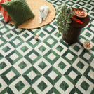 Tapis sur mesure en vinyle blanc et vert avec ambiance chaleureuse dans un coin détente