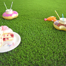 Gazon synthétique Expo vert 22 mm certifié GRS, décor d’ambiance festive en extérieur