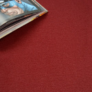 Texture velours rouge intense du tapis Loft Résist, décor cosy et détente