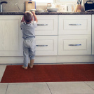 Tapis d'entrée côtelé antisalissures & antidérapant - Rouge posé devant un évier de cuisine