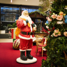 Gazon Expo rouge classé feu, surface douce et esthétique pour stand ou vitrine de Noël