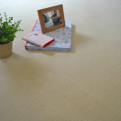 Velours ras beige Loft Résist, mise en ambiance avec déco maison